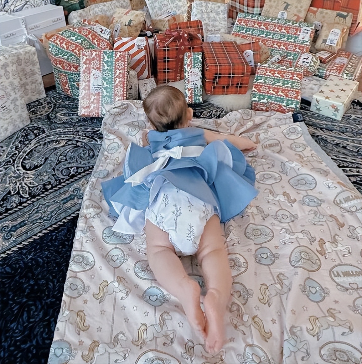 卢靖姗久违晒娃，带宝宝在乡间度假未见韩庚，1岁女儿已学会走路