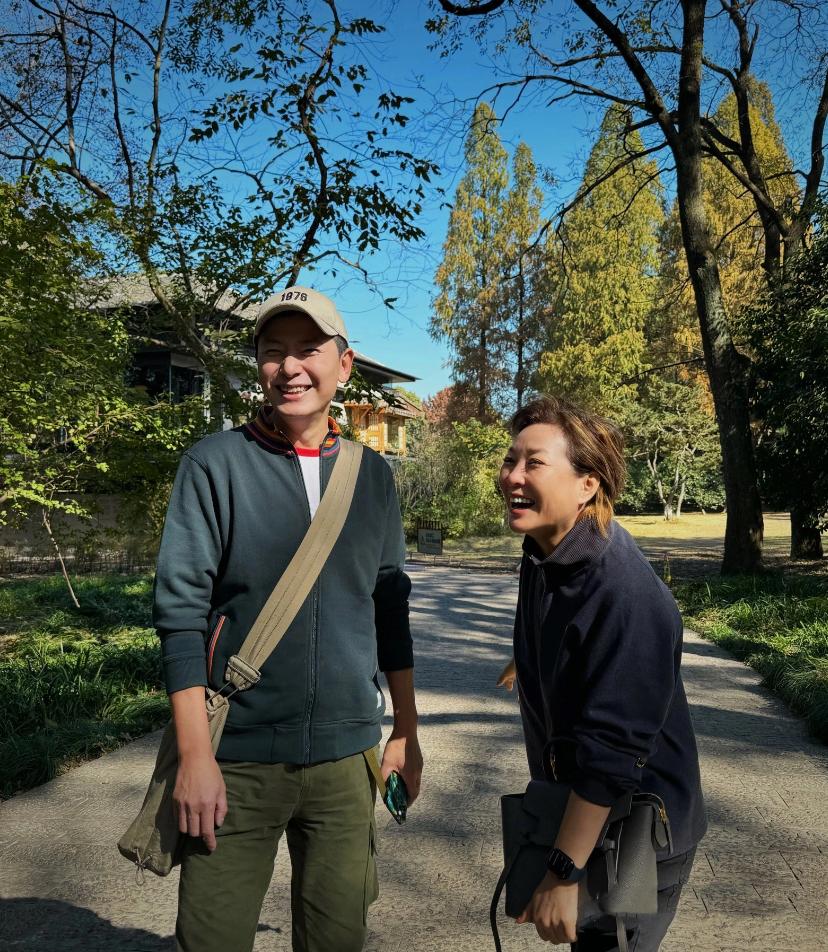 李静为戴军庆生，两人游植物园品美食好惬意，二十年友谊超纯粹