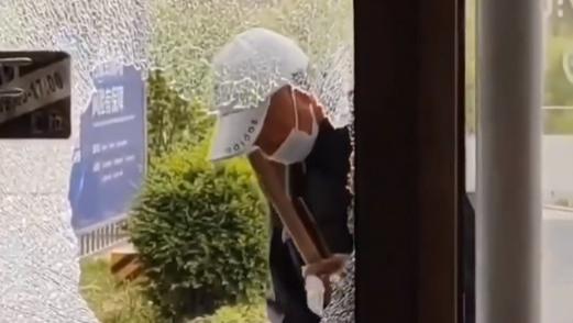 警察|吉林：老人偷东西被警察追回，心有不甘又来找工作人员讨要，还把商店玻璃砸了