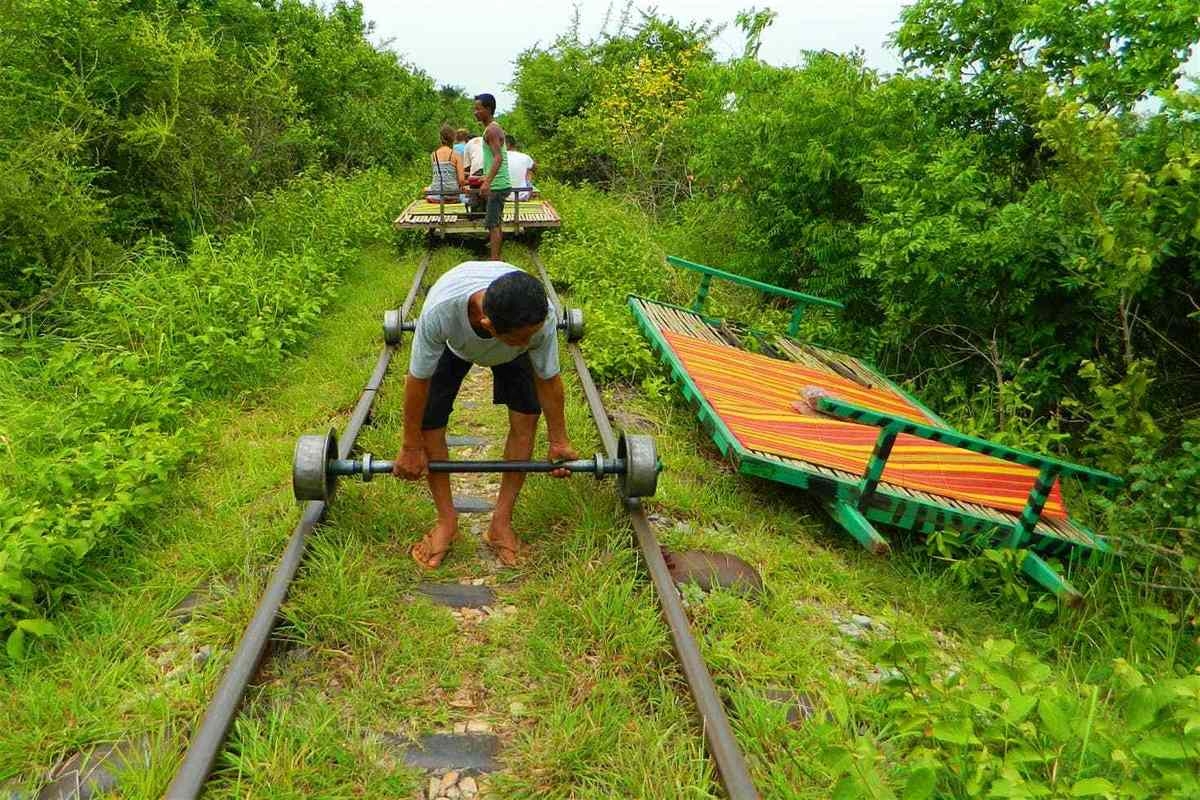 火车|柬埔寨竹子火车速度50公里/小时？神奇的制作方法揭密！