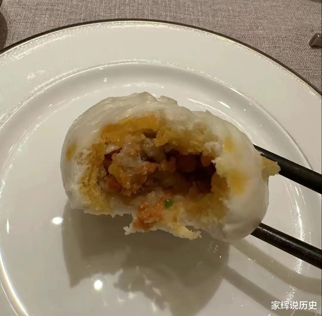 王诗龄回北京过圣诞,容貌大变样颜值高,400元3个包子,到底啥馅