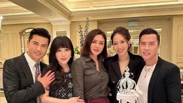 甄子丹|众富豪为甄子丹爱妻庆生！关之琳好身材太抢镜，紧搂吕良伟显亲密