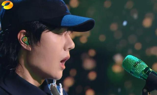 跨年晚会|跨年晚会假唱风波!檀健次唱跳穿帮,王一博田曦薇被指离麦太远?