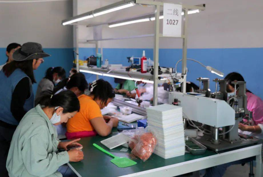 招聘|工厂招聘标准火了，“高学历懂法律、低学历会打人”，只要中间的