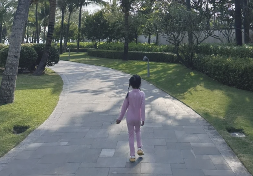 孙怡|孙怡三亚被偶遇,戴百万名表,牛仔裤价值过万,颜值身材皆获赞