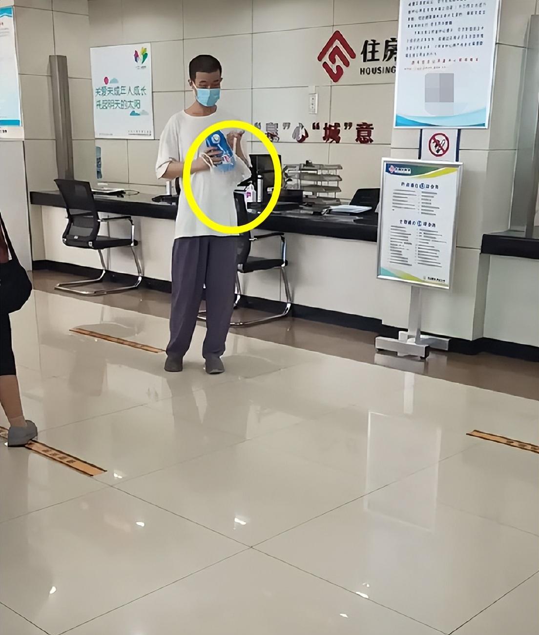 北大“韦神”疑似买房结婚,一身行头不超100元,拮据生活曝光!