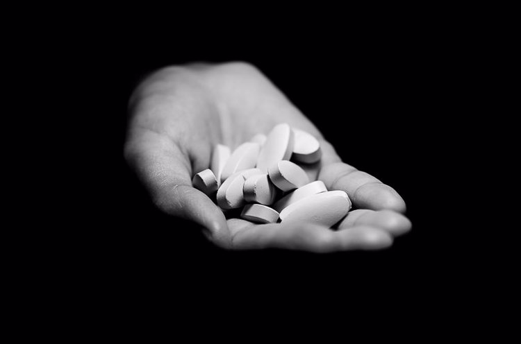 72岁肿瘤专家患癌,赴美抗癌一年离世,临终前2个反思,引以为戒