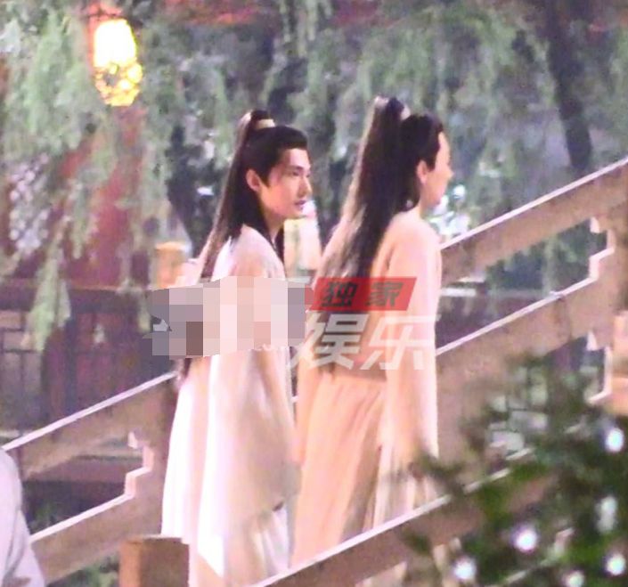 《凡人修仙传》逛灯会路透,杨洋英姿飒爽好帅气,赵小棠妆容普通