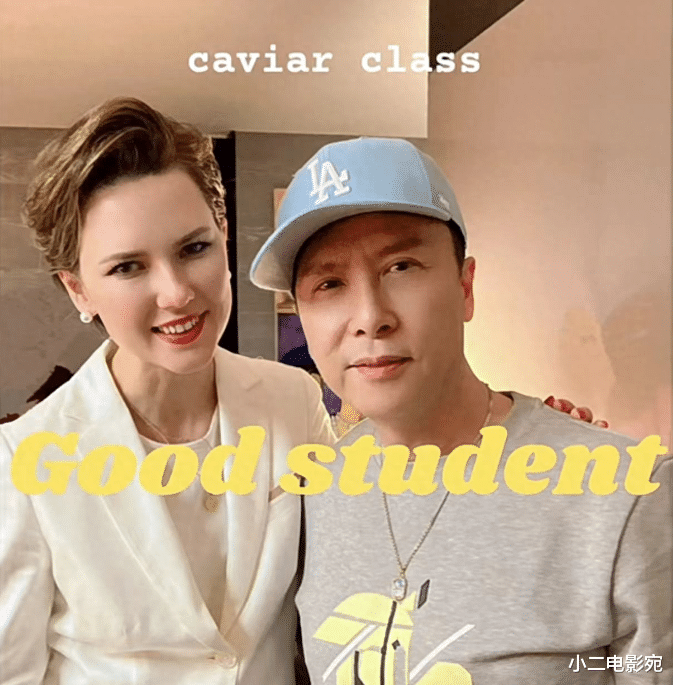 王思聪露面上海顶级酒会,身材消瘦被批胖头娃,和富婆合影显拘束