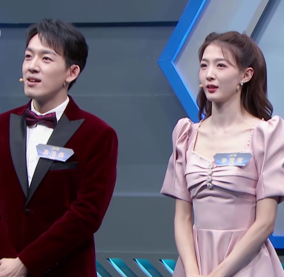 被央视新女主持惊艳到了，好身材遮不住，一双“漫画腿”很吸睛