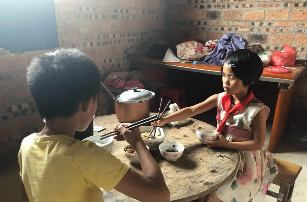 17岁高二女生网课期间诞下双胞胎, 父母外出务工, 怀胎十月竟无人知