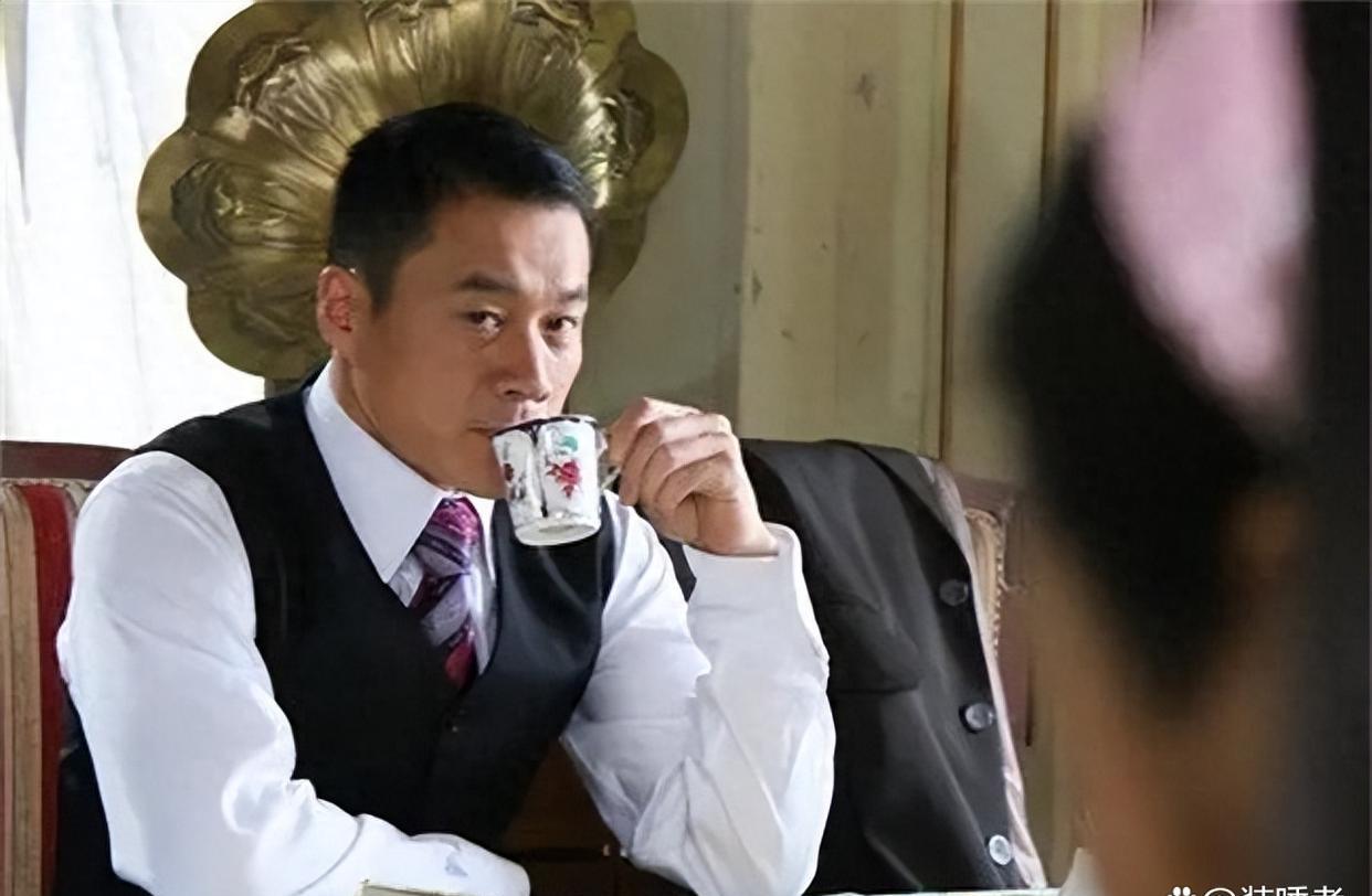 扮演武松的丁海峰回到家，对老婆说：我爱上了潘金莲，咱们离婚吧