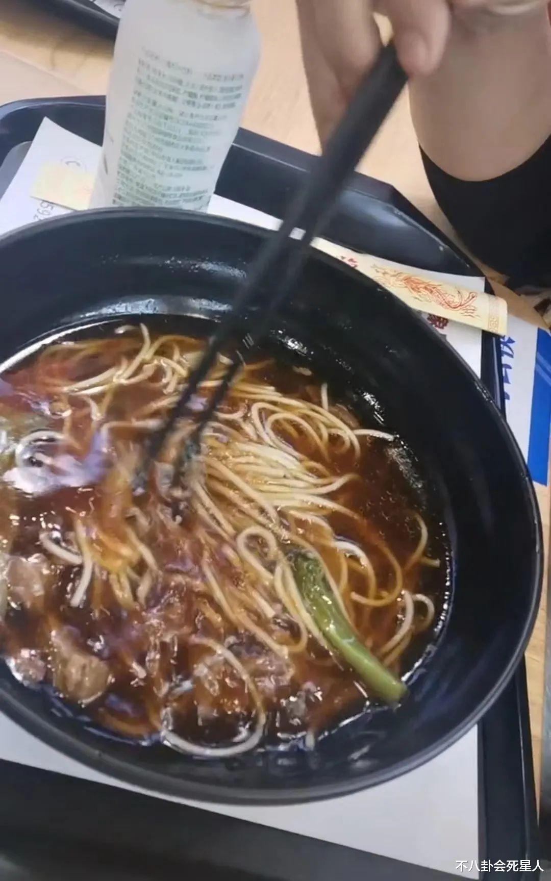 牛肉面|知名男星吐槽机场牛肉面:又贵又难吃,牛肉小,还咬不动