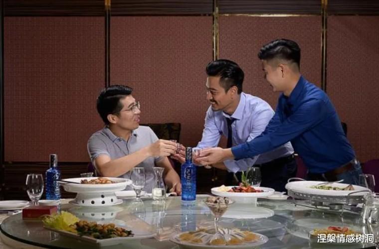 退休厅级伯父告诫我:下班后领导发信息问你在不在?千万这样回!