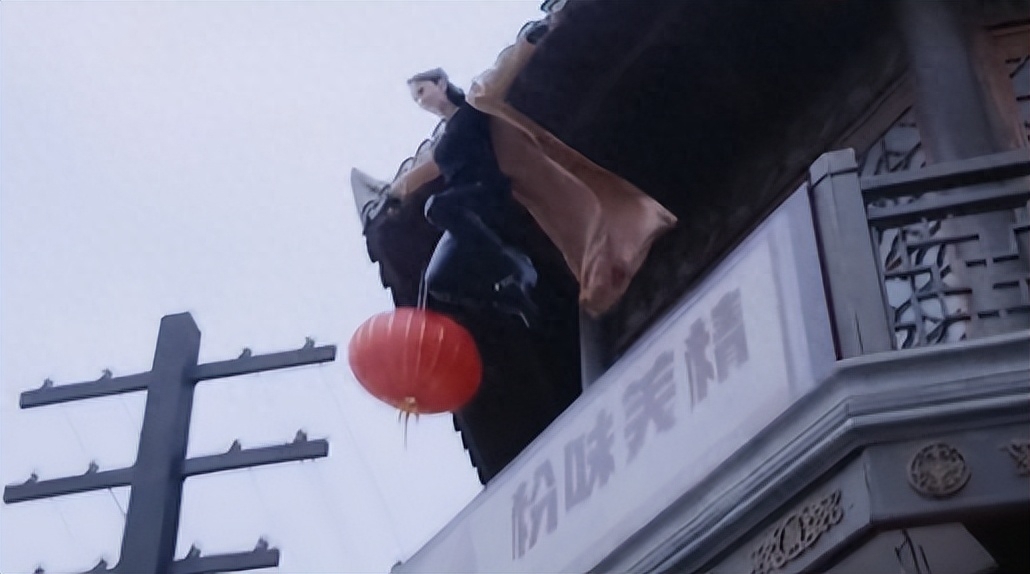 这些侮辱观众的剧情:红裙美背搞偷袭我忍了,湿旗袍打鬼子忍不了