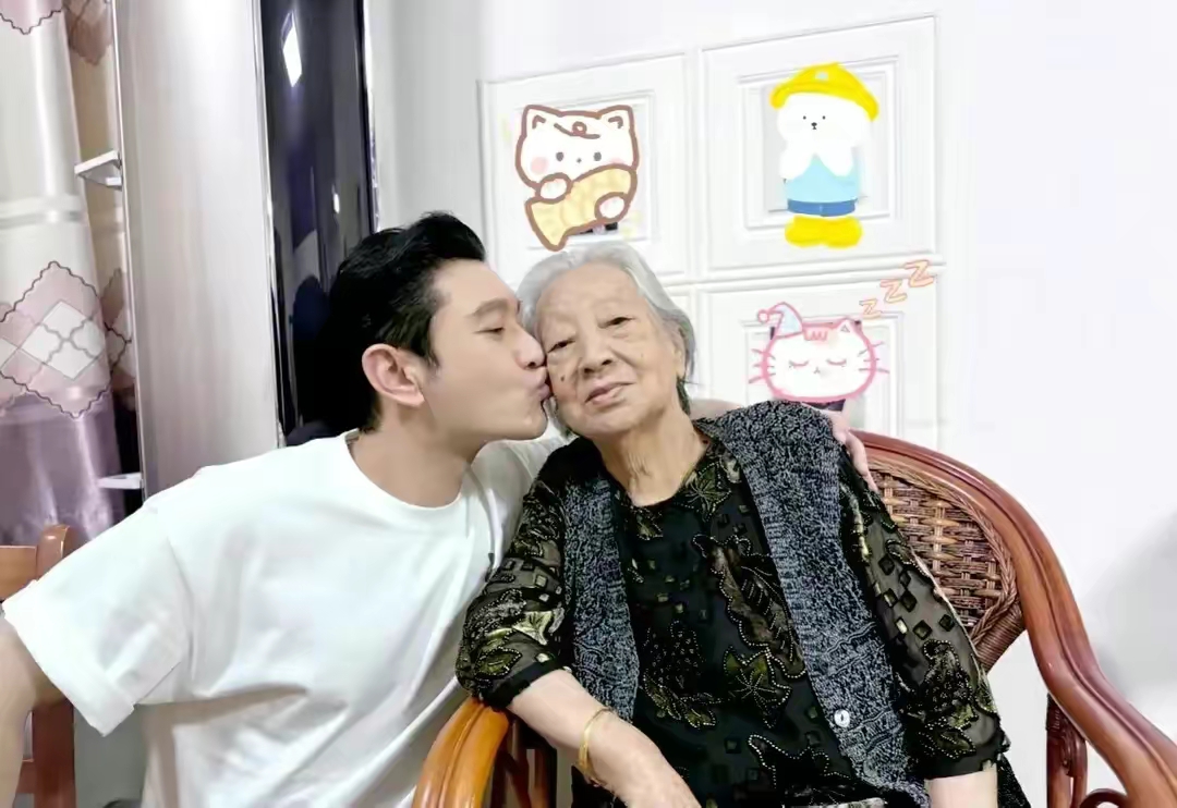 黄晓明回归故土过十一，晒妈妈做的韭菜盒子，网友：幸福的味道