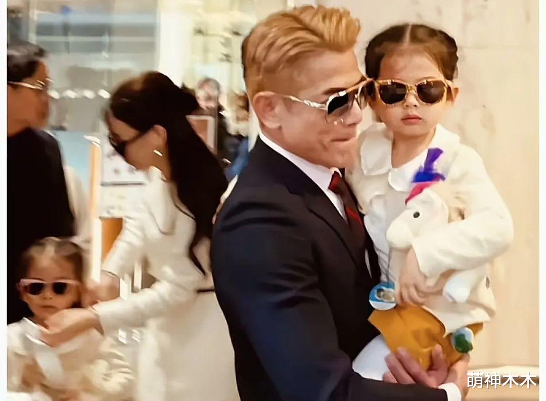 郭富城一家四口现身赛马场，女儿黏爸爸要抱抱，方媛鼻子引热议