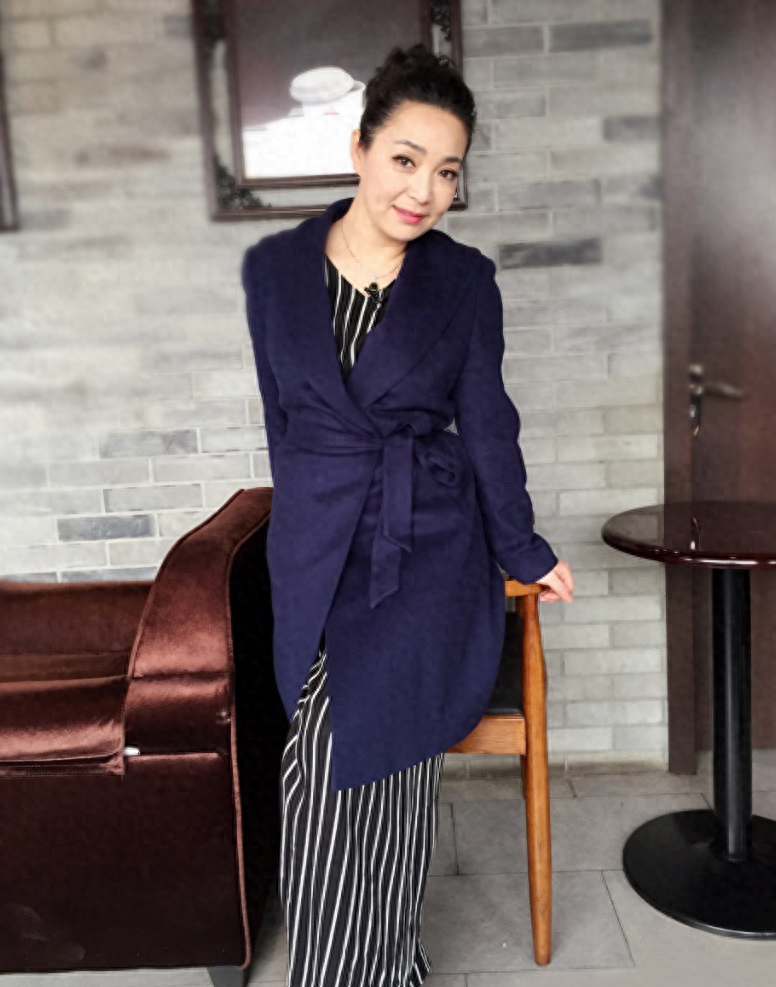 戴春荣:25岁嫁给初恋,和丈夫恩爱37年零绯闻,与女儿女婿住对门