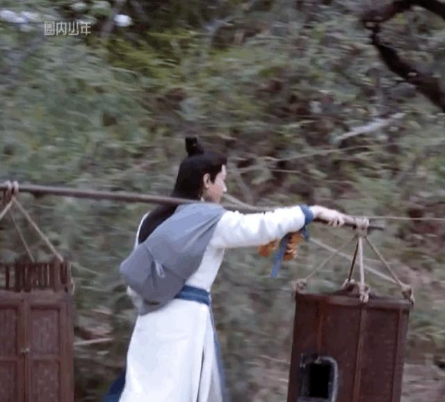 肠胃 成毅《英雄志》新妆造曝光高马尾抢眼，单手挑担姿势引热议