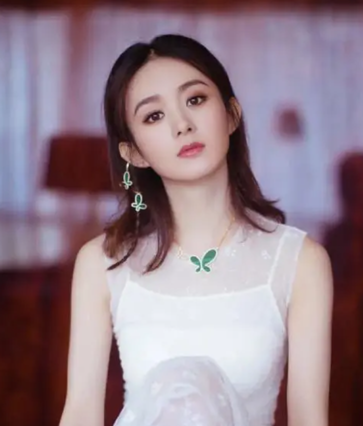 |赵丽颖给大佬秘密生子？带娃外出推婴儿车被疑生二胎，娱记已回应