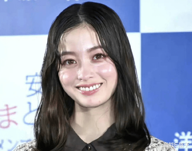 腮红 日韩迷惑审美三大件：水光肌、发光卧蚕、双开门肩膀