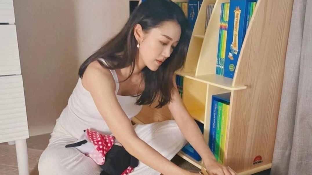 积极赚奶粉钱！TVB小花挺孕肚与老公拍广告，曝预产期还有一个月