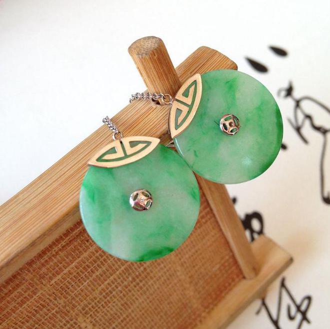 翡翠饰品为什么吗备受女性偏爱