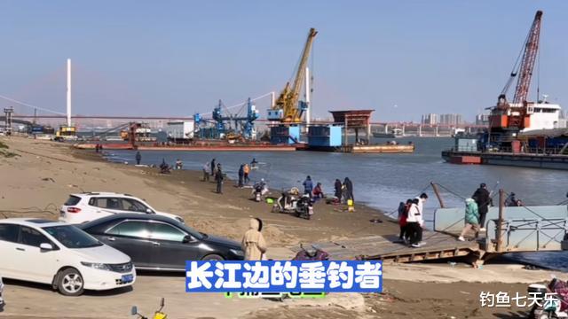 钓鱼|钓一条鱼也要担负刑责？重庆两名钓鱼男子被铐走，问题出在鱼钩上