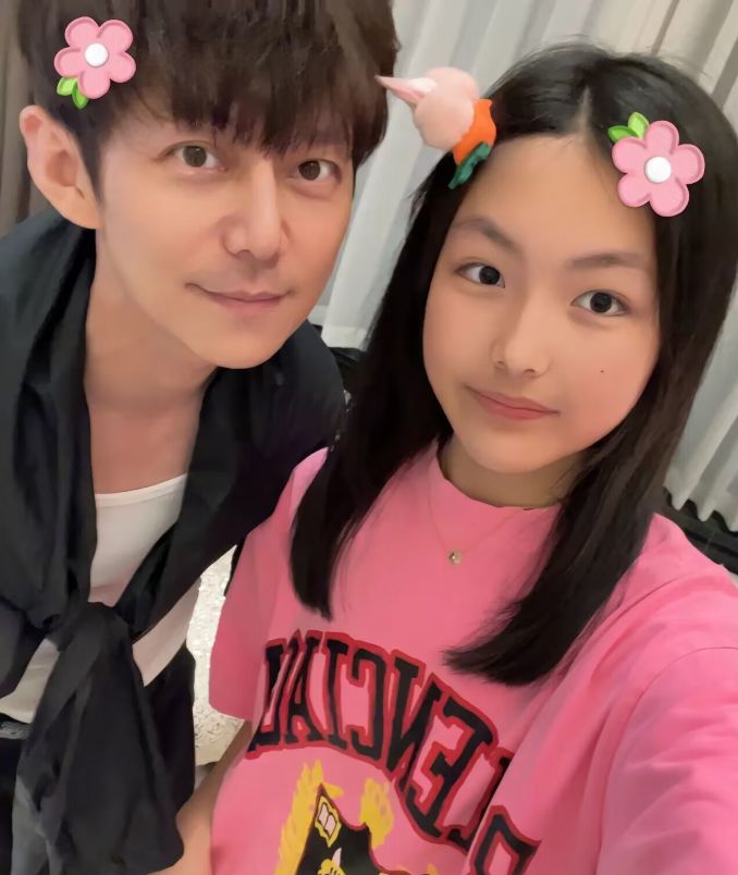 何炅|王诗龄晒与何炅合照，时隔多年再次同框，网友感叹何炅不会老