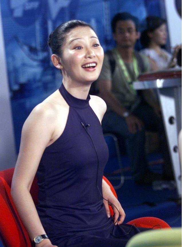 冯小刚又爆一大瓜,妻子徐帆收养的女儿,竟是他的“私生女”