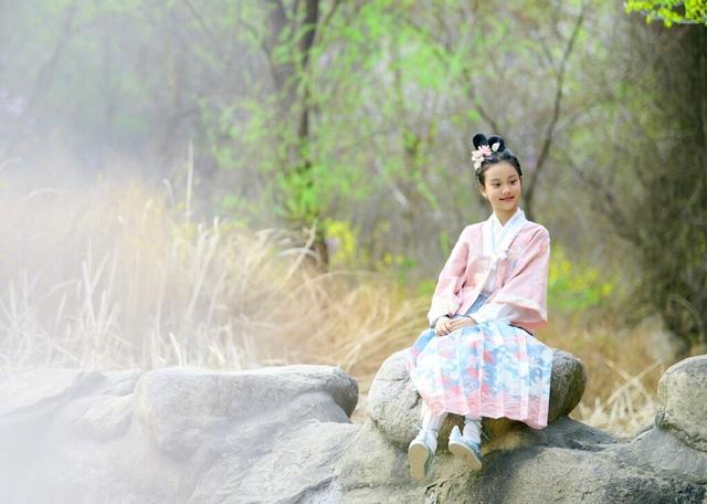 贾云馨 甜馨穿汉服美出新高度,仿佛和爸爸共用一张脸,真养眼!