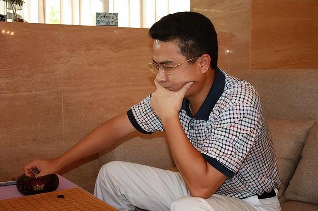 金立创始人：一把牌输光十几亿！欠款200多亿跑路，至今去向成谜