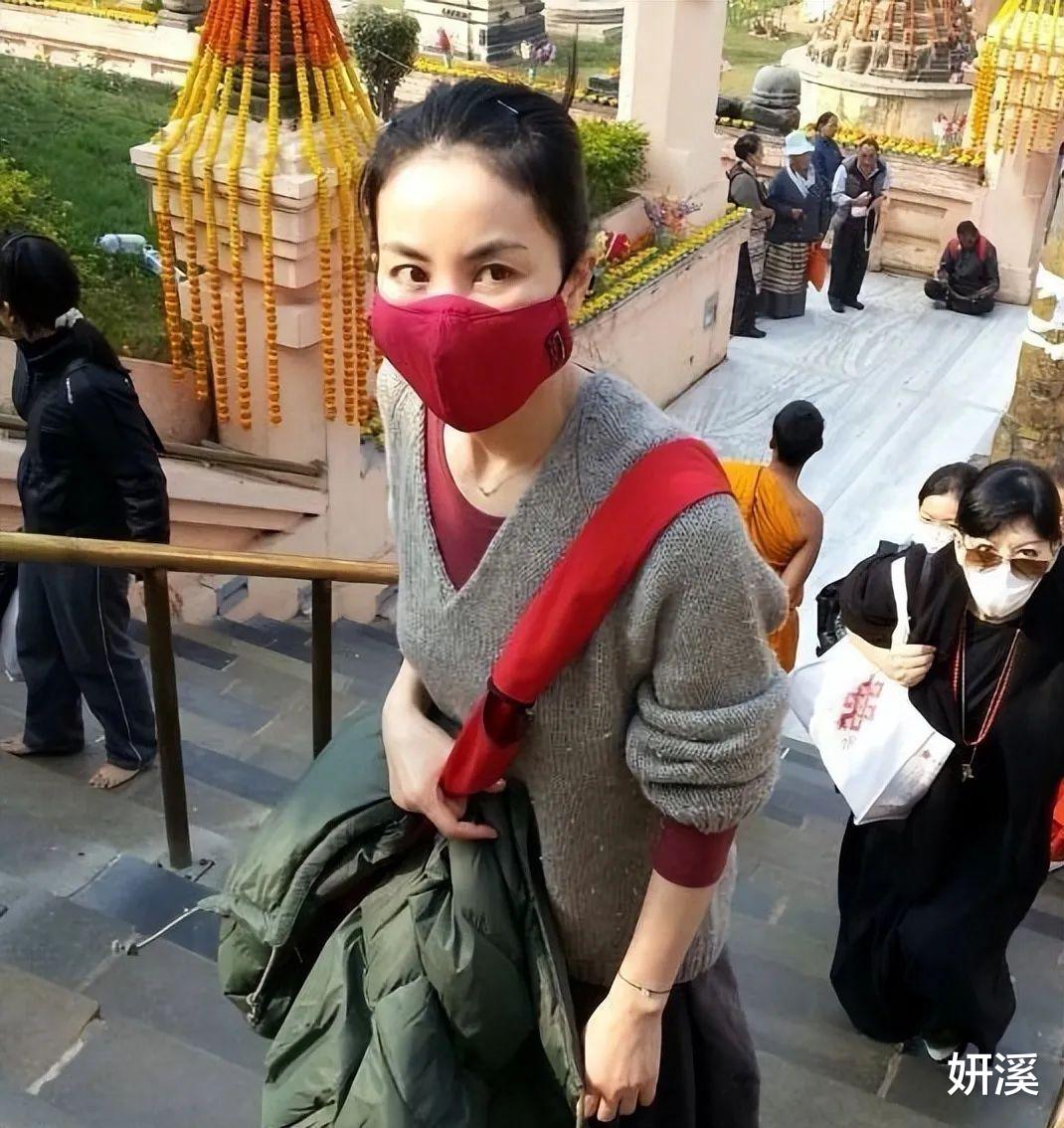 54岁王菲在寺庙祈福,瘦骨嶙峋肚子平平,多年信佛原因曝光