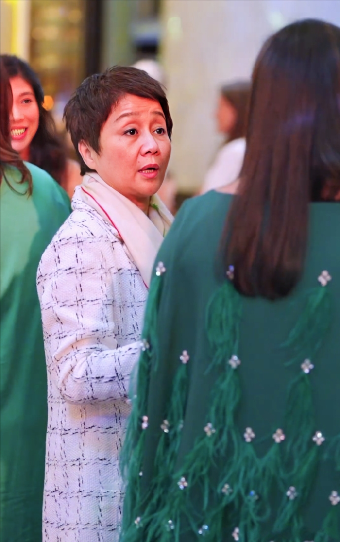 |何超琼与霍启山同框,站在后排很低调,首富李嘉诚长子戴口罩抢镜