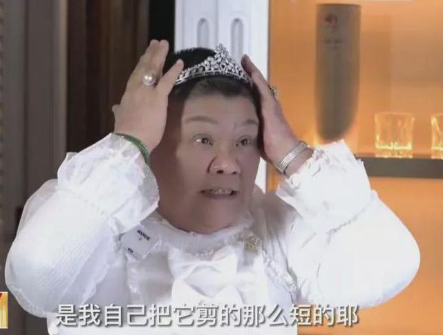 旋转木马|安福路小公主现身欢乐谷,多名粉丝围观人气高,坐旋转木马显违和