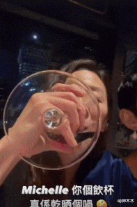 吴君如|杨紫琼宴请港娱圈大佬，吴君如激动触摸小金人，周润发白发显沧桑