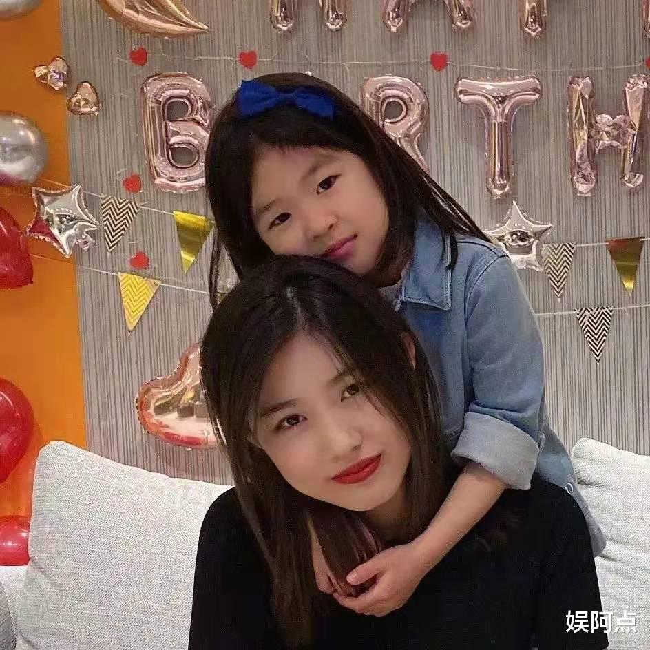 汪峰：烟瘾太大了！在等待女儿放学途中，走路摇摇晃晃不停抽烟