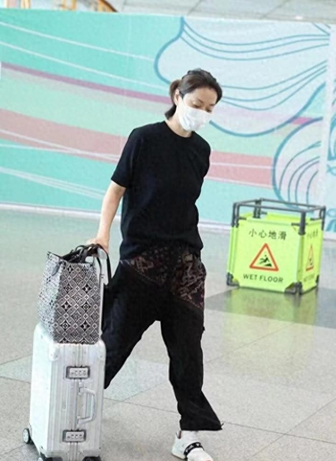 毛阿敏近照,瘦成骨头人,中植系爆雷,毛阿敏及时切割,有智慧啊