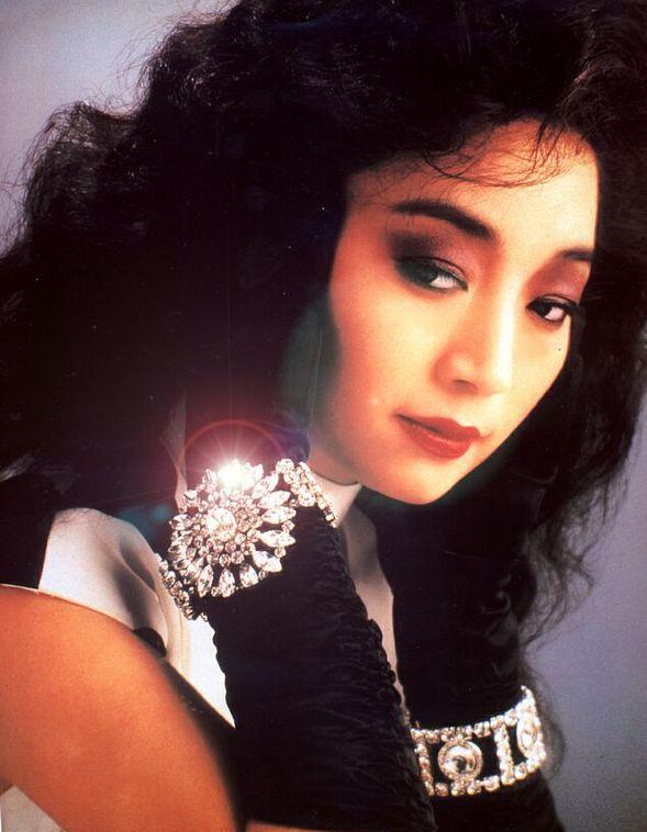 74岁徐小凤被质疑假唱,开口第一句就露馅,真爱粉实锤放的是录音!