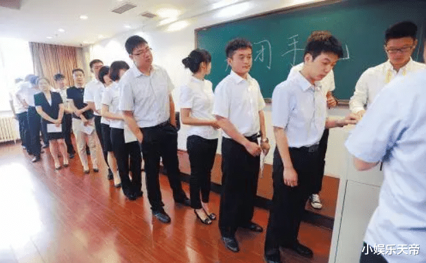 孟羽童|211硕士毕业生做男模,日薪超5000却后悔想考公,担心政审不过关