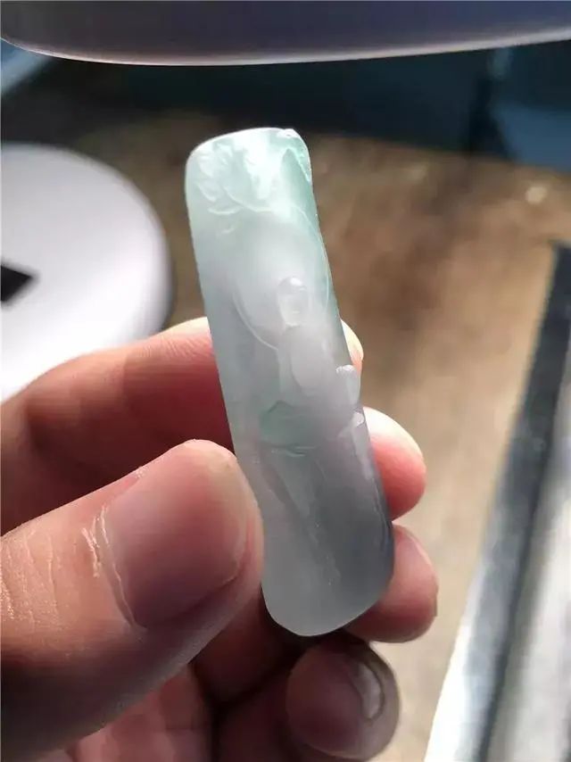 雕刻|一块不起眼的翡翠片料,却雕刻出不一般的翡翠作品