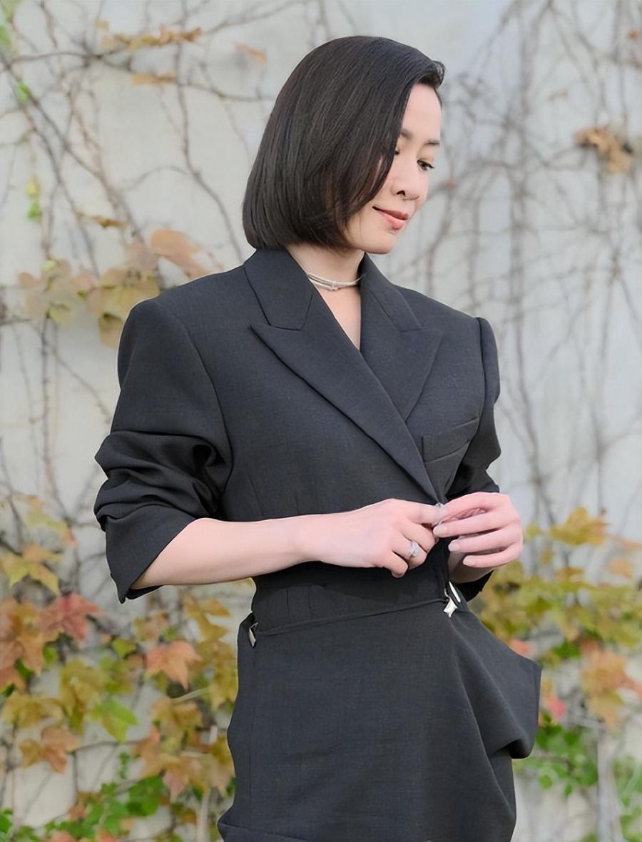 事实证明，48岁“无人敢娶”的佘诗曼，才是真正的人间清醒