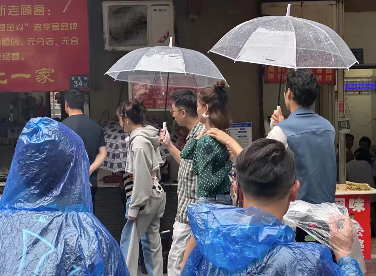 张歆艺|张歆艺与袁弘坐路边吃饭,瘦到脱相变纸片人,排骨胸筷子腿太吓人