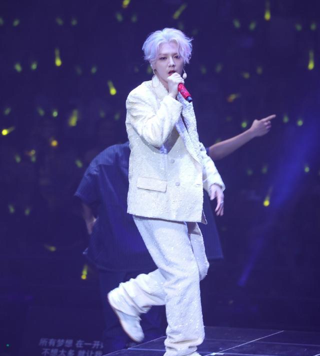 鹿晗演唱会精修诈骗?网曝现场生图差别巨大,粉丝吹重返20岁