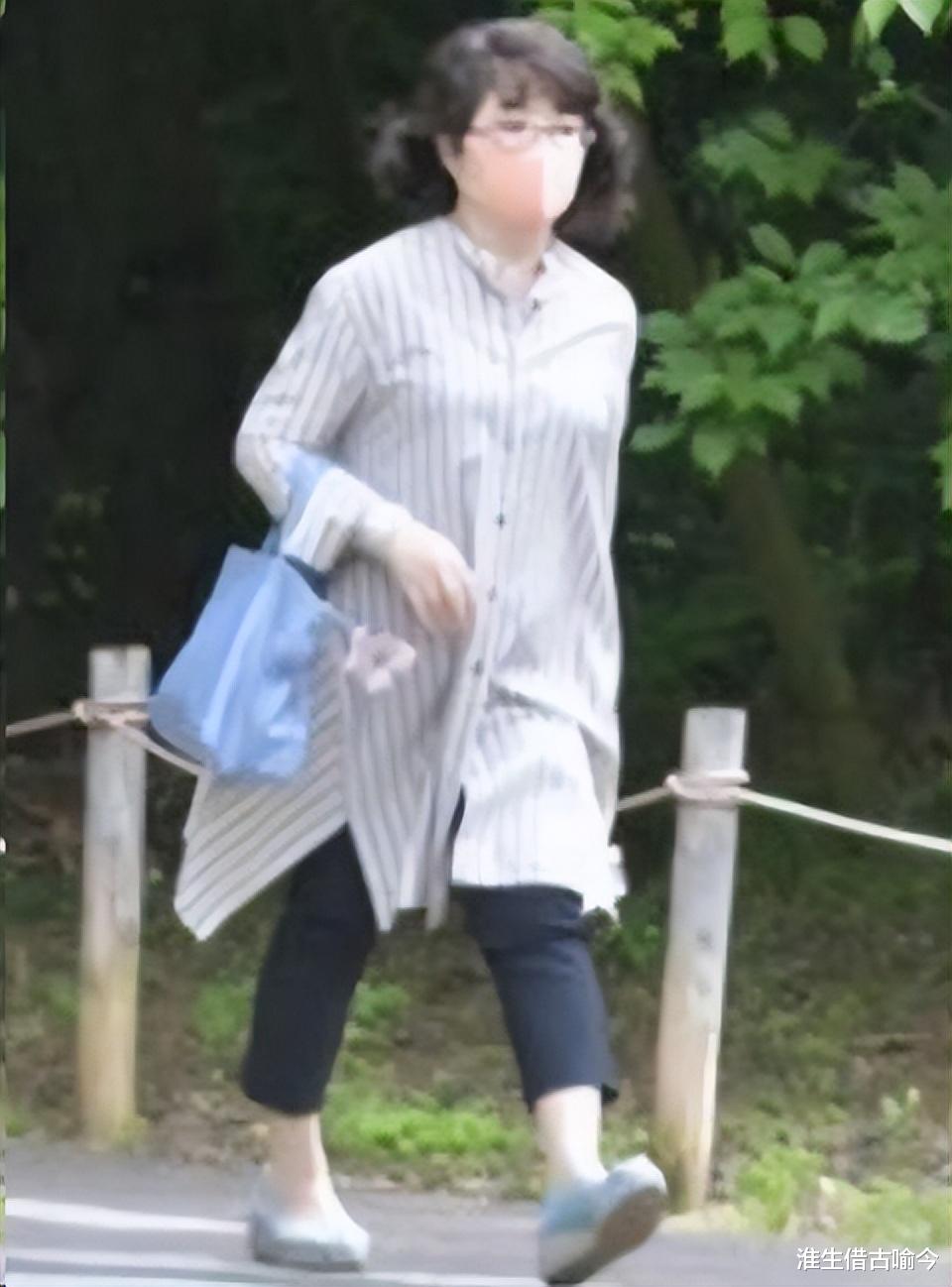 64岁山口百惠穿羽绒服身材臃肿,71岁三浦友和高大帅气,仍旧甜蜜