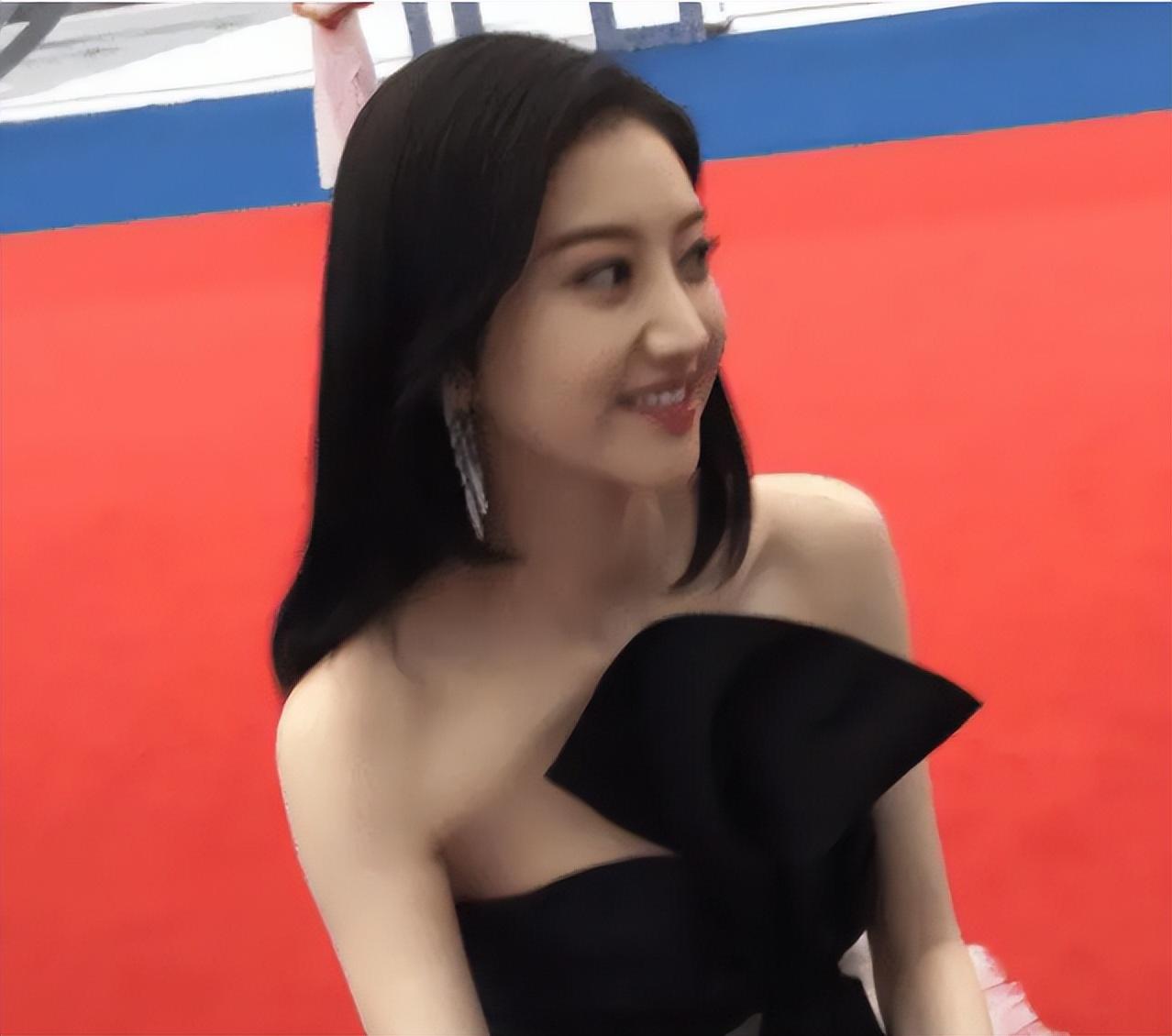 景甜真实颜值曝光:路人镜头下依然美得惊人,张继科果然好眼光!