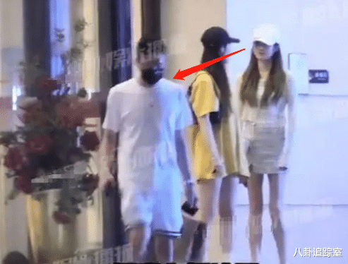 买超携2美女酒吧潇洒,白衣女神似张嘉倪,穿着清凉眼神暧昧拉丝