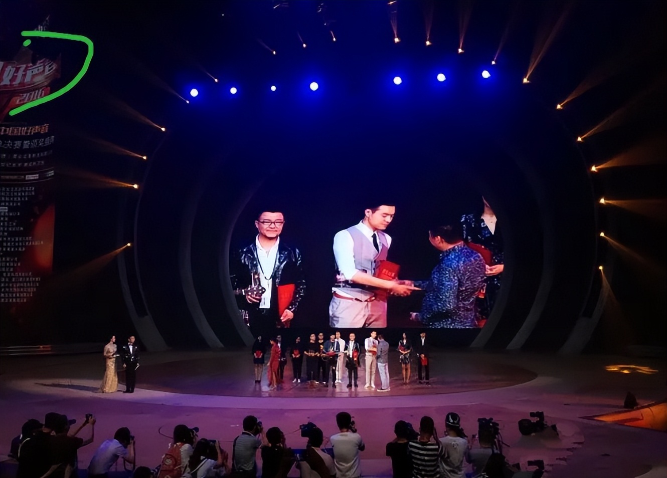 李玟录音事件闹大了,《好声音》冠军发文:已砸碎奖杯,烧毁证书