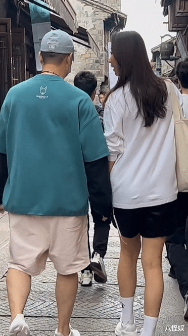 孙红雷夫妇牵手游乌镇，小15岁老婆背百元包包好朴素，气场却超强