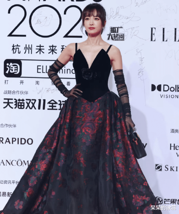 ELLE全明星海报,刘诗诗不敌关晓彤,热巴靠边站,两人咖位很大